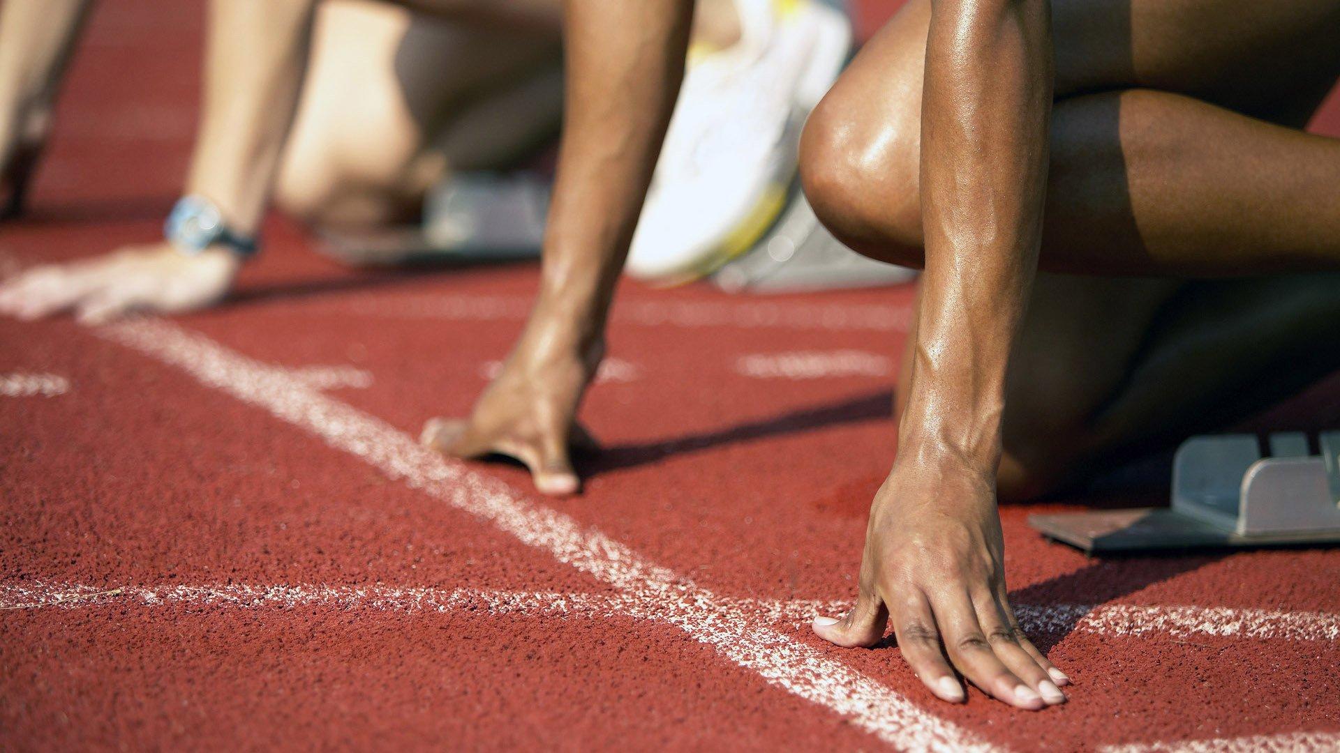 又是你！上赛季欧冠染红葬送好局，今夜再成背景板，37岁老将在他防守下头槌定江山